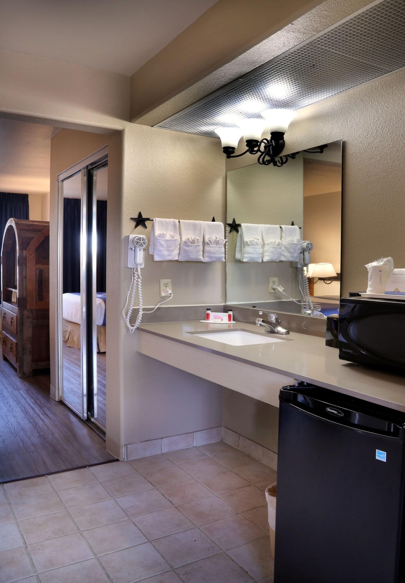 Days Inn & Suites By Wyndham Llano Экстерьер фото