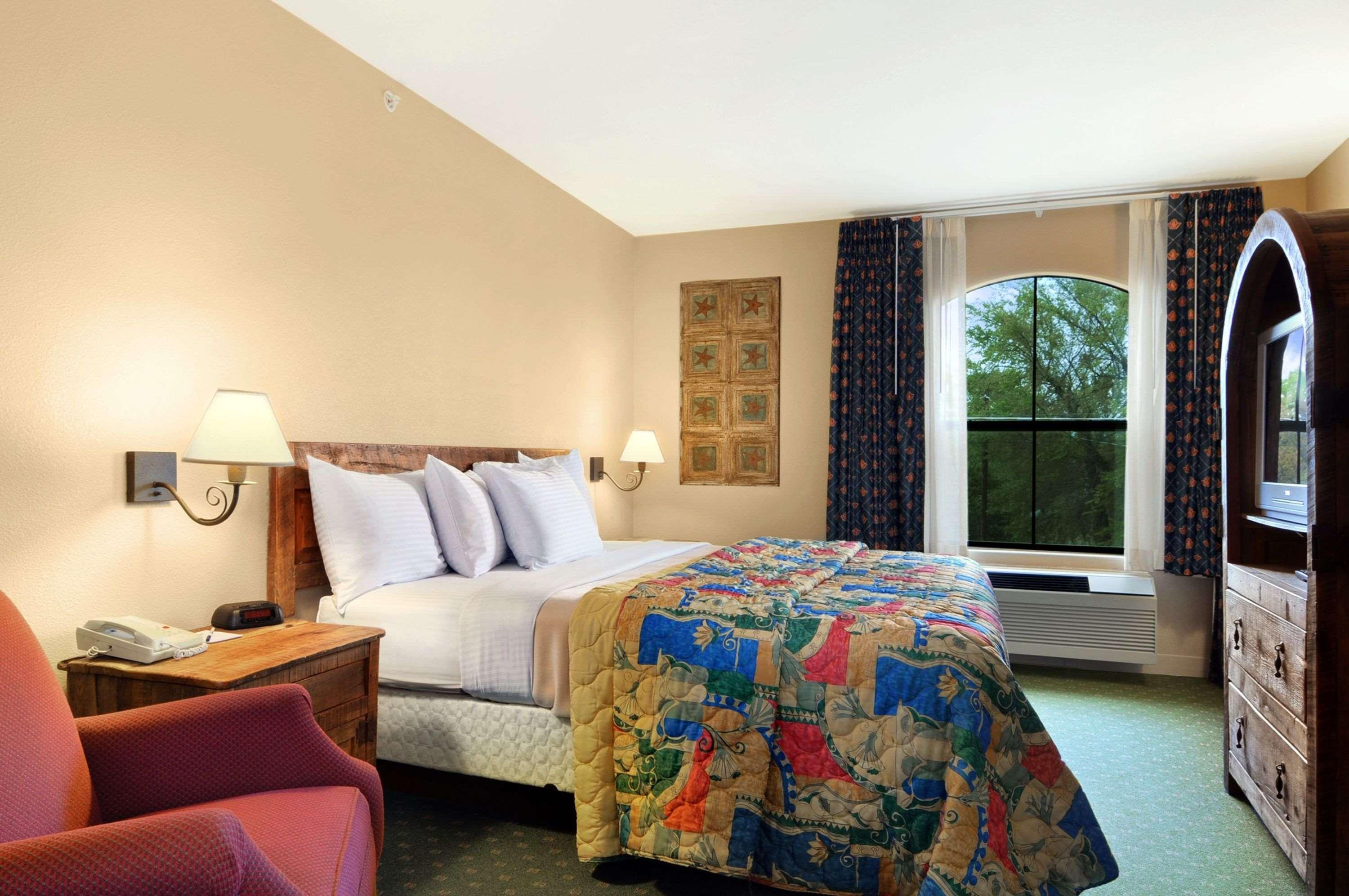 Days Inn & Suites By Wyndham Llano Экстерьер фото