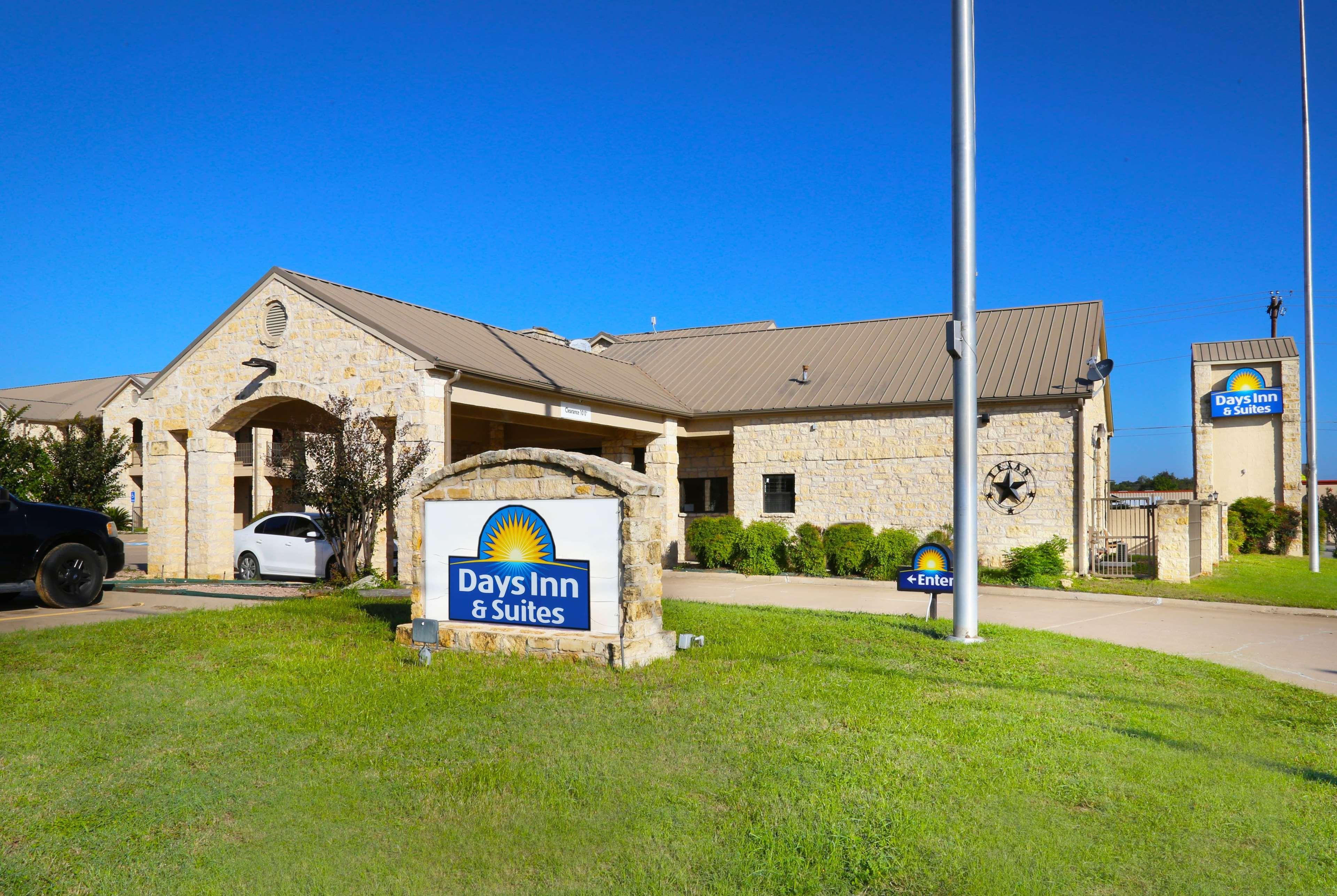 Days Inn & Suites By Wyndham Llano Экстерьер фото