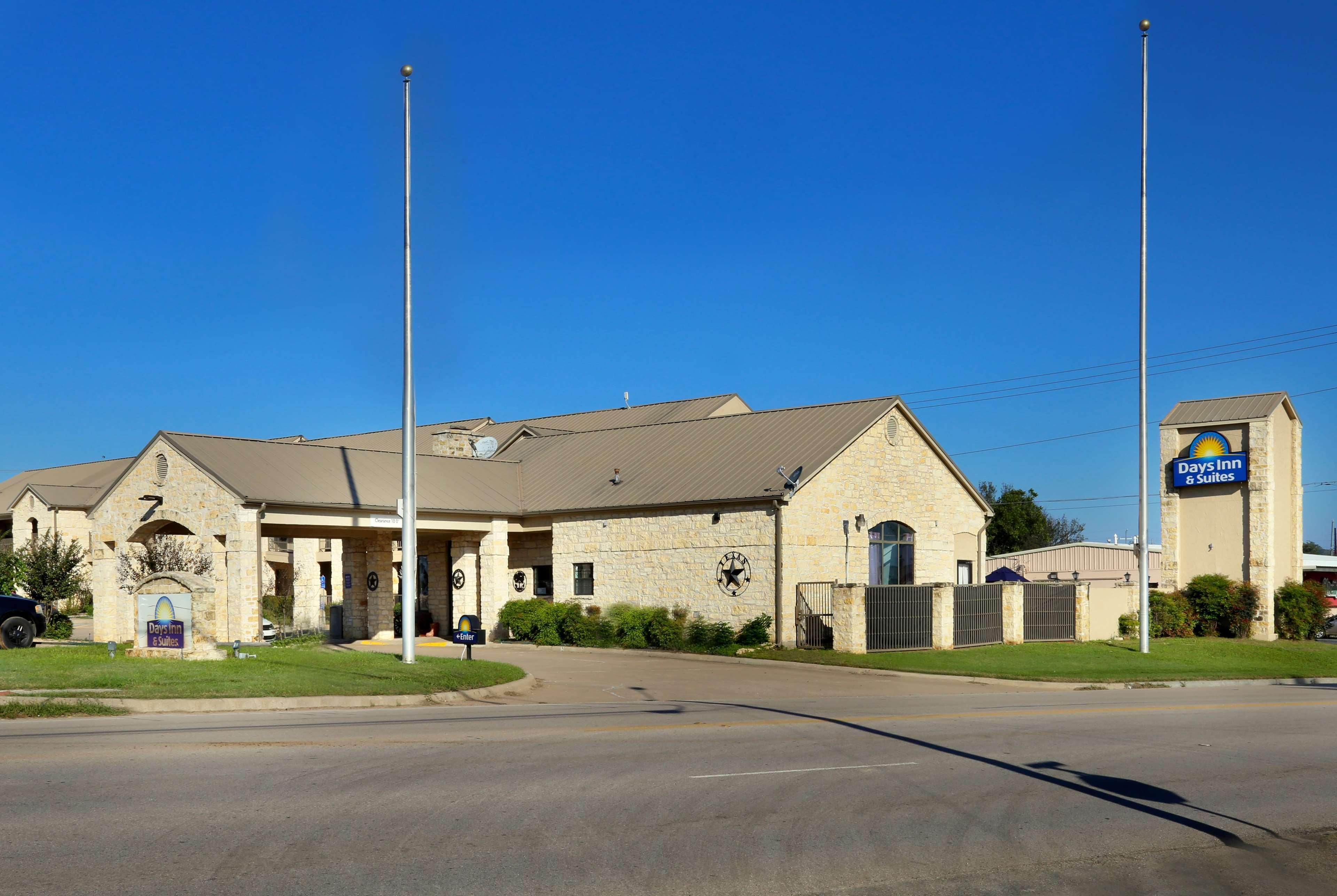 Days Inn & Suites By Wyndham Llano Экстерьер фото