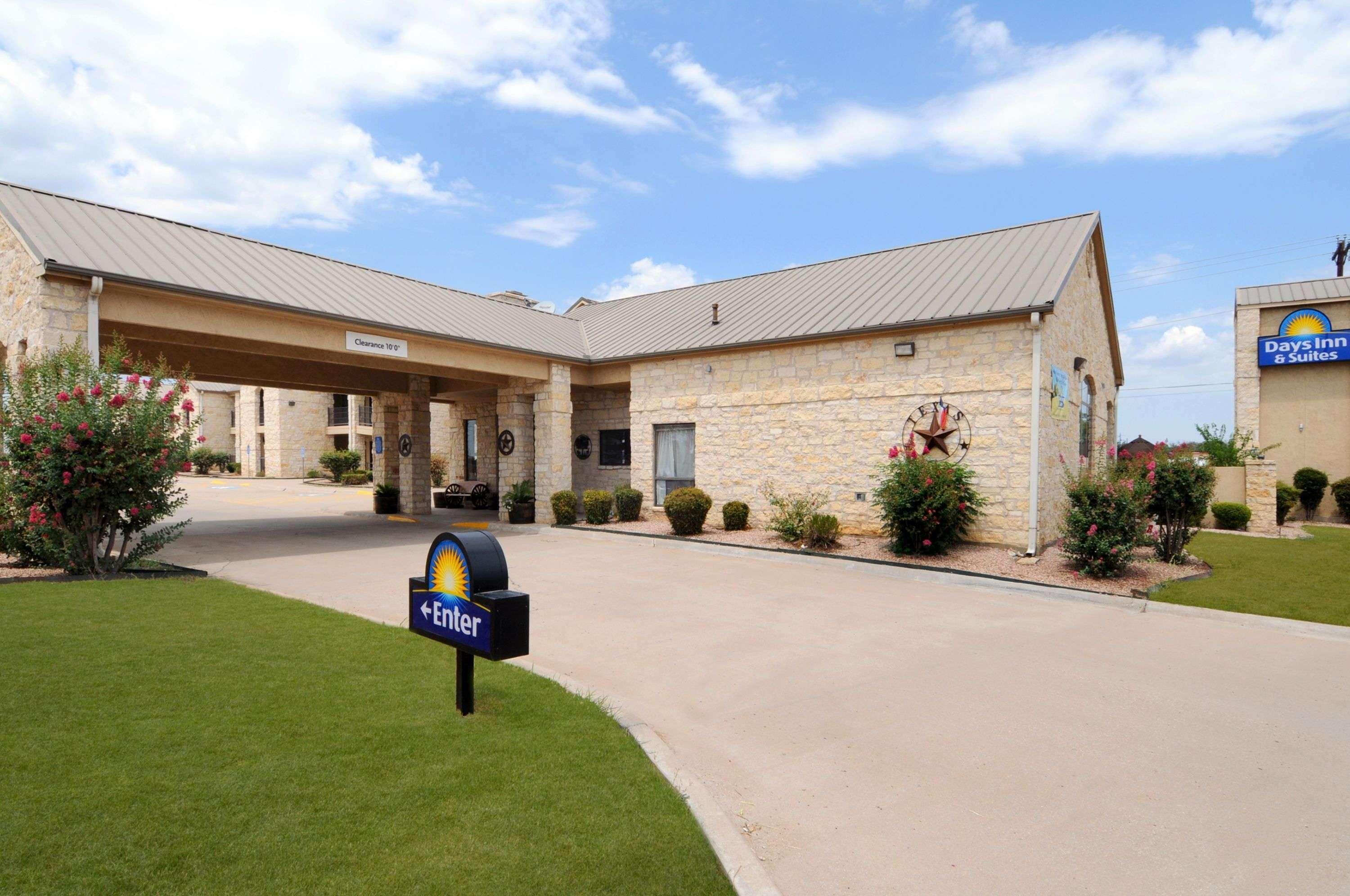 Days Inn & Suites By Wyndham Llano Экстерьер фото