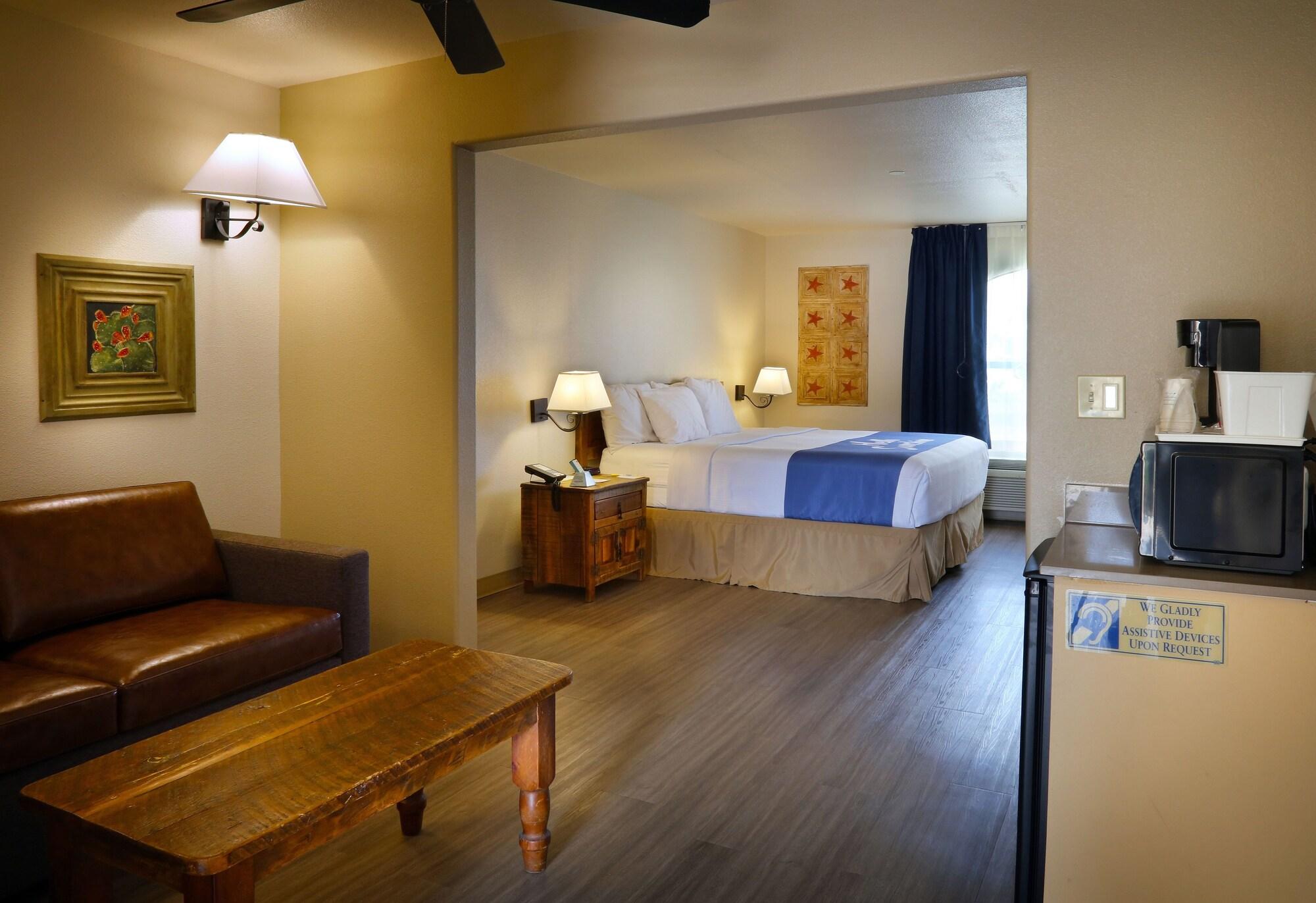 Days Inn & Suites By Wyndham Llano Экстерьер фото