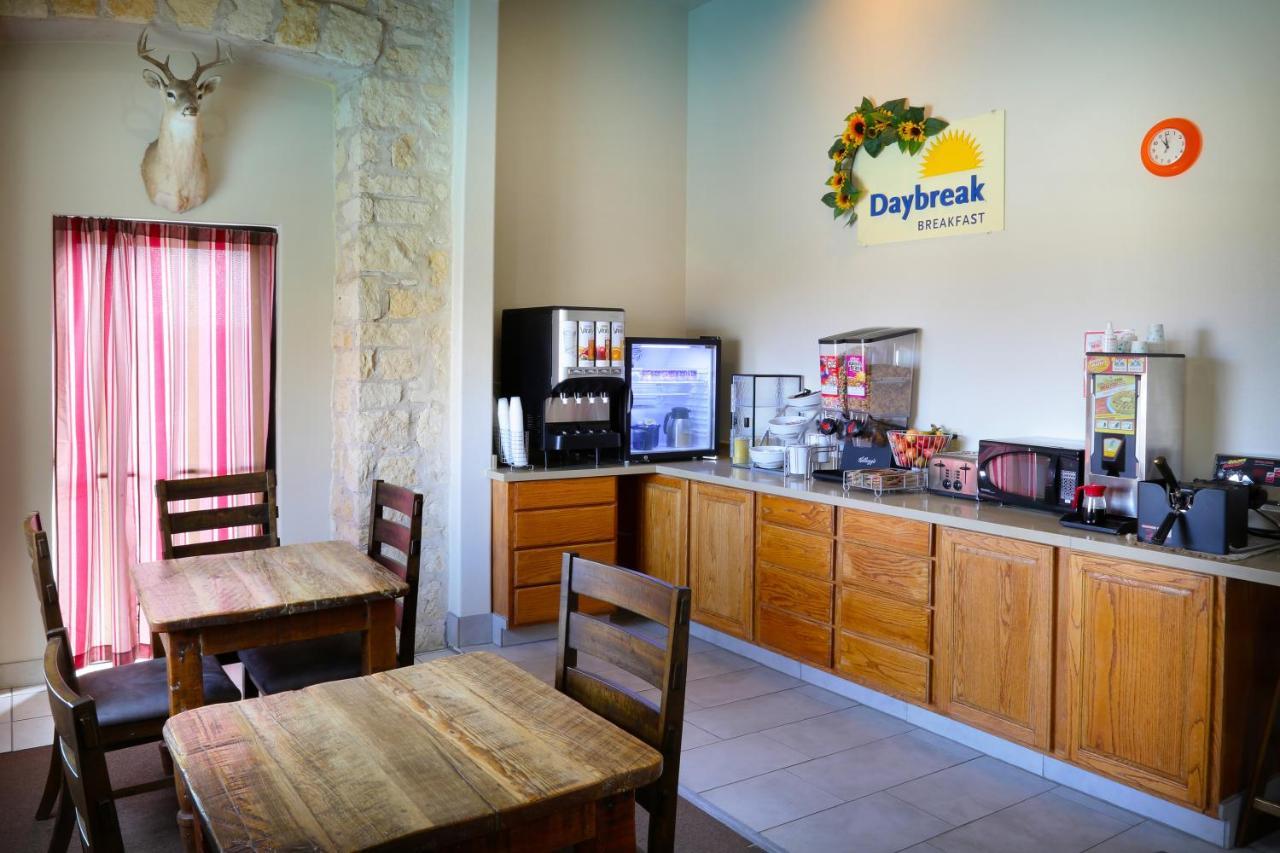 Days Inn & Suites By Wyndham Llano Экстерьер фото